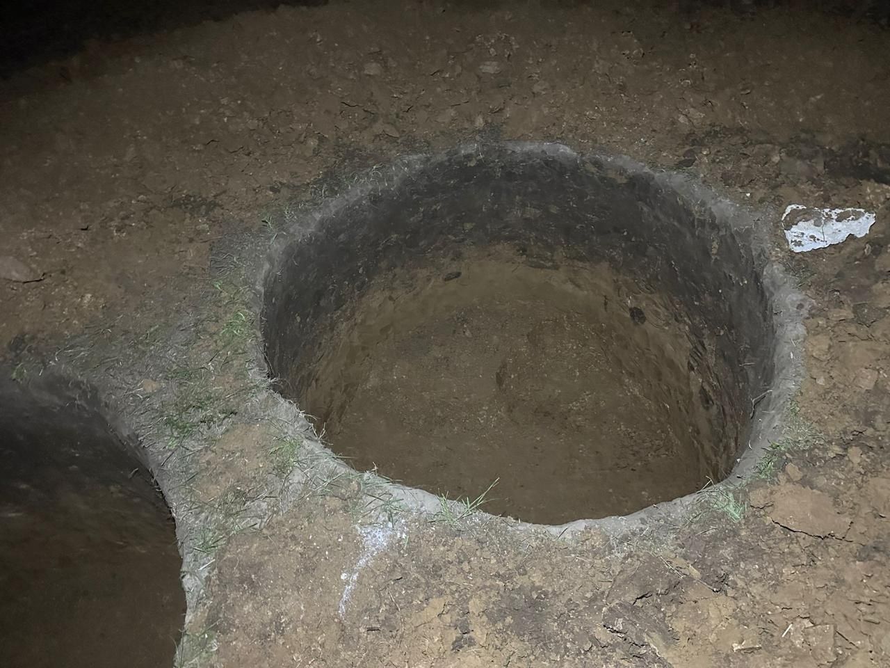 Копка вручную траншейа водопровода канлизаций септик сантехника прокол