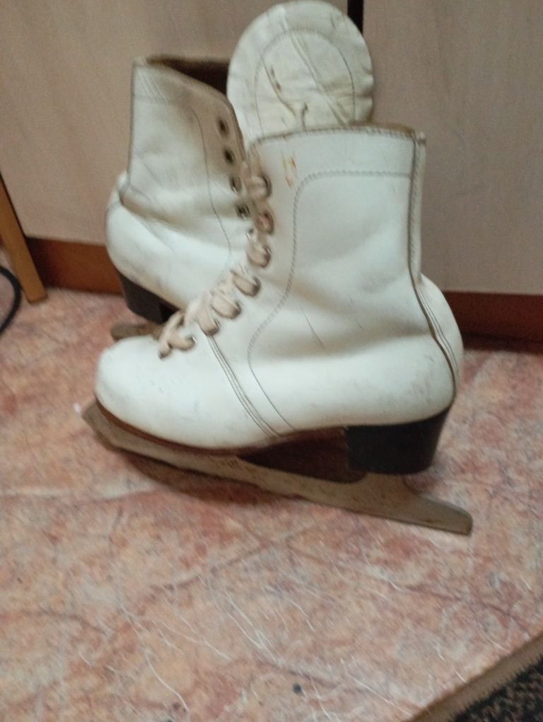Продам коньки фигурные