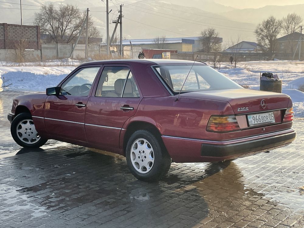 Mercedes    W124