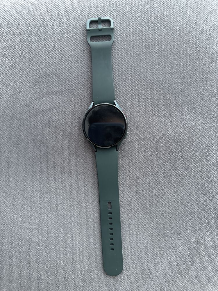 Часы Salmsung galaxy watch 4 44mm,зарядка в комплекте