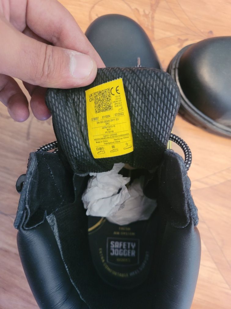 Продам рабочие  батинки  летние