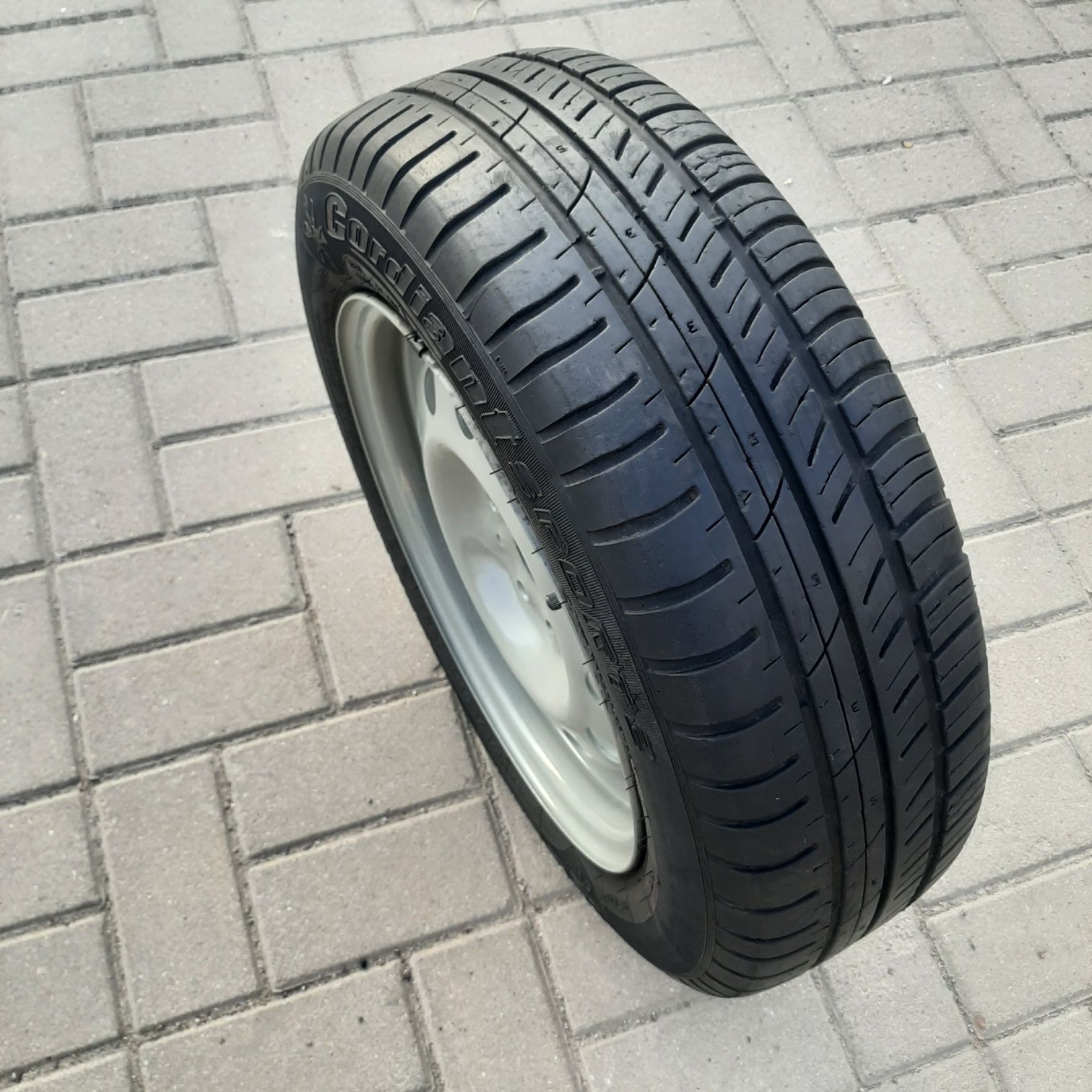 Продам летнию резину с диском r14  1шт