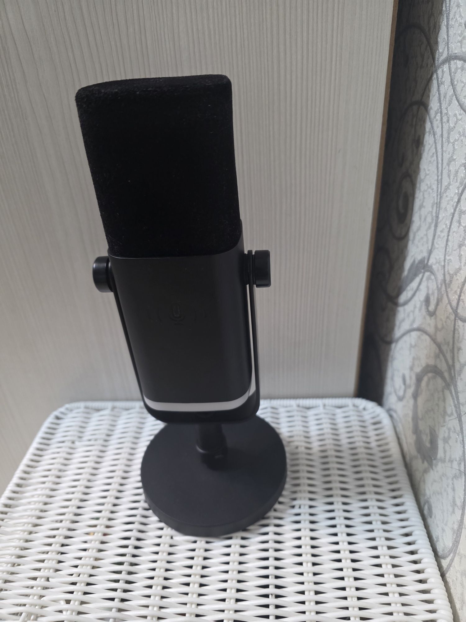 Продаю микрофон Fifine AM8 + понтограф


---

Продаю микрофон Fifine A