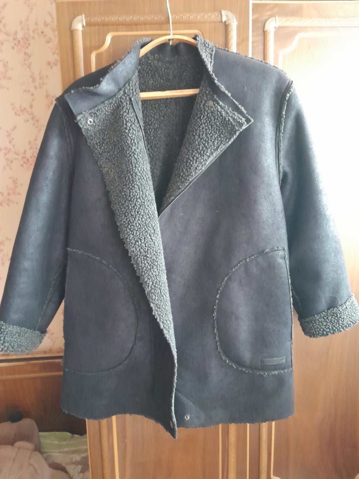 Продам куртку женскую