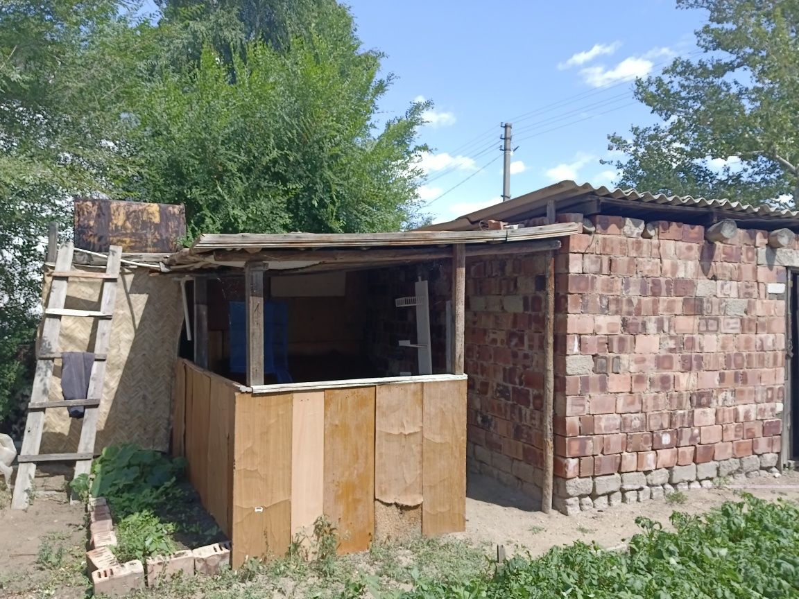 Продам дом с большим двором, угляркой, гаражом, верандой.