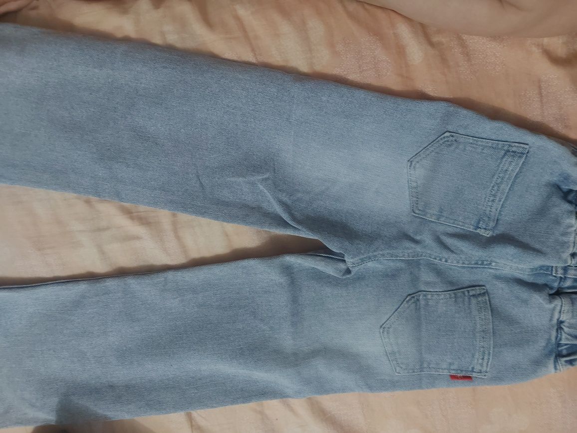 Продам джинсы на девочку  5-6 лет