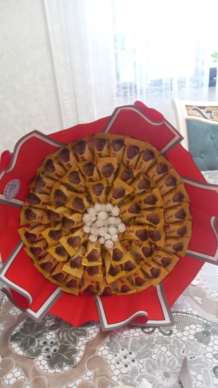 Букет из конфет и игрушек