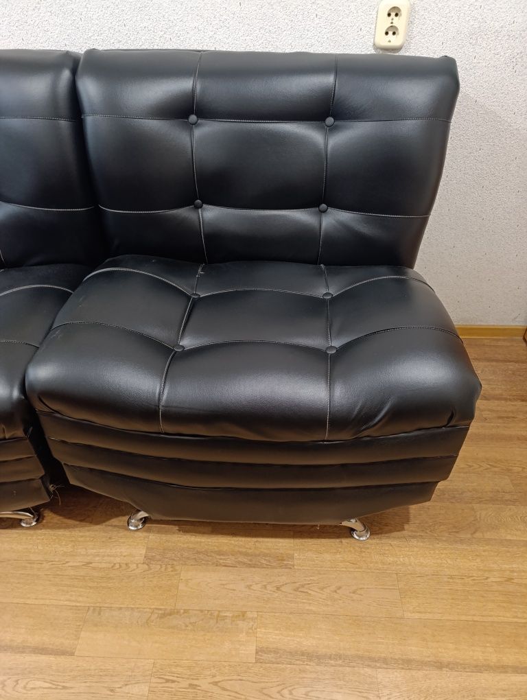 Продам офисный диван и 2 кресла.
