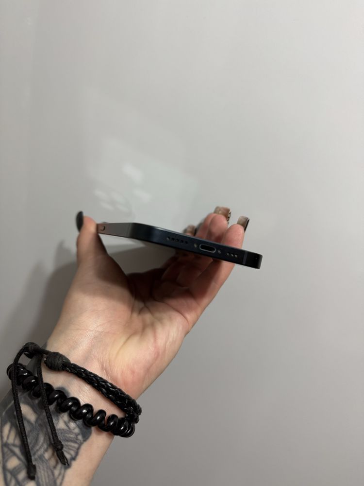 Продам Iphone 13