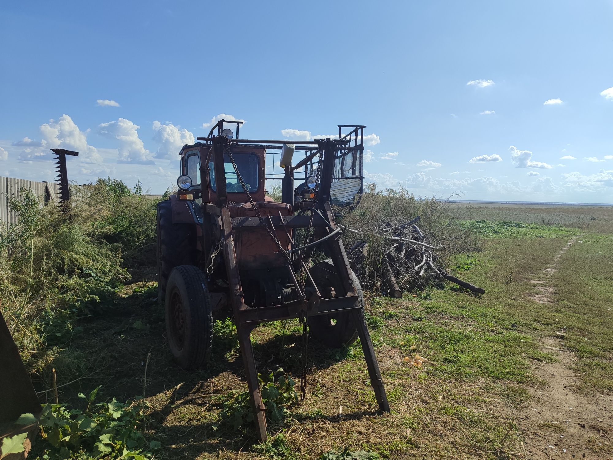 Продам трактор Т-40, тележка сеновозка,две косилки, две грабли, вилы,