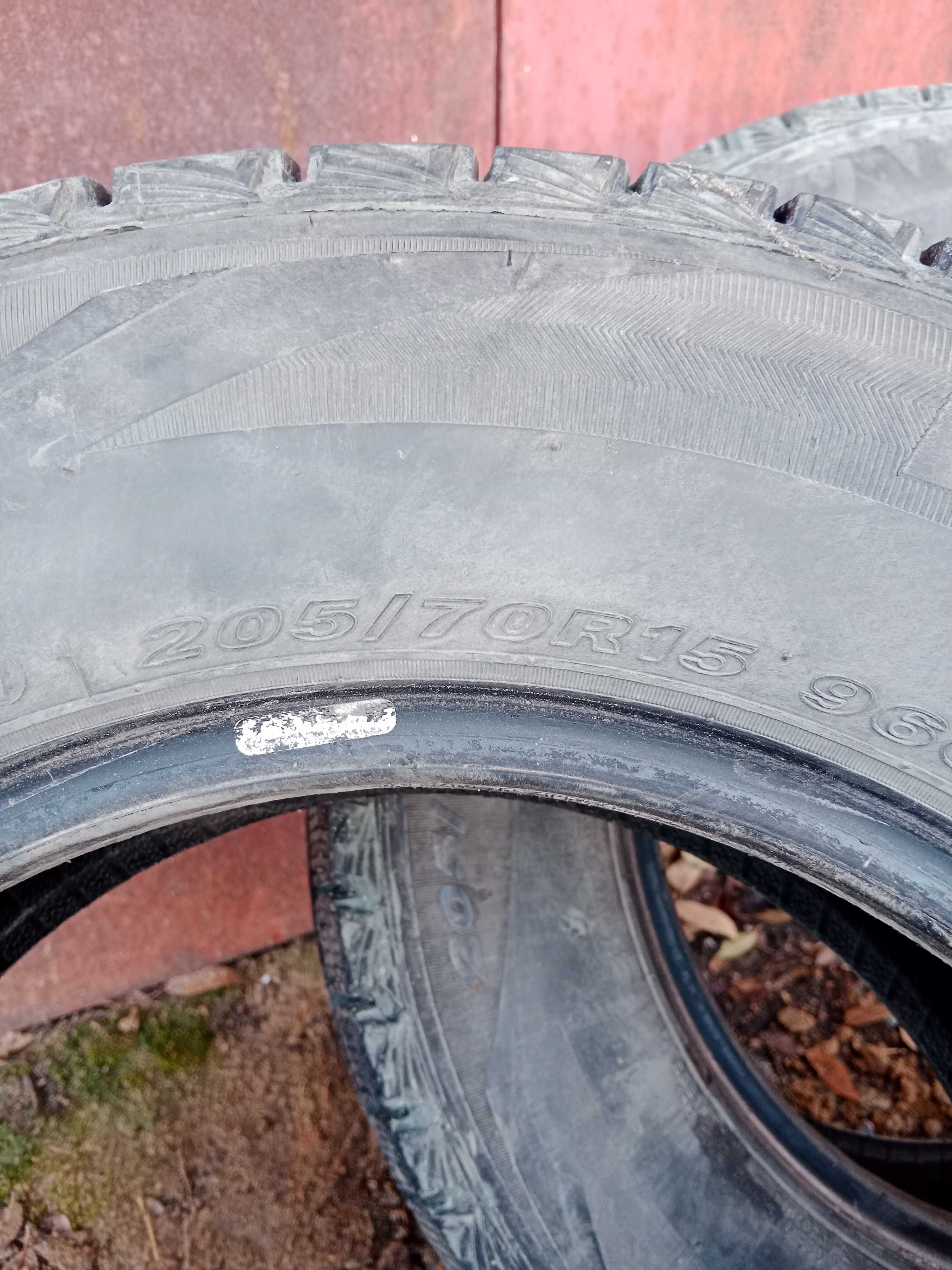 Roadstone Winguard Ice 205/70 R15 96Q без шипов