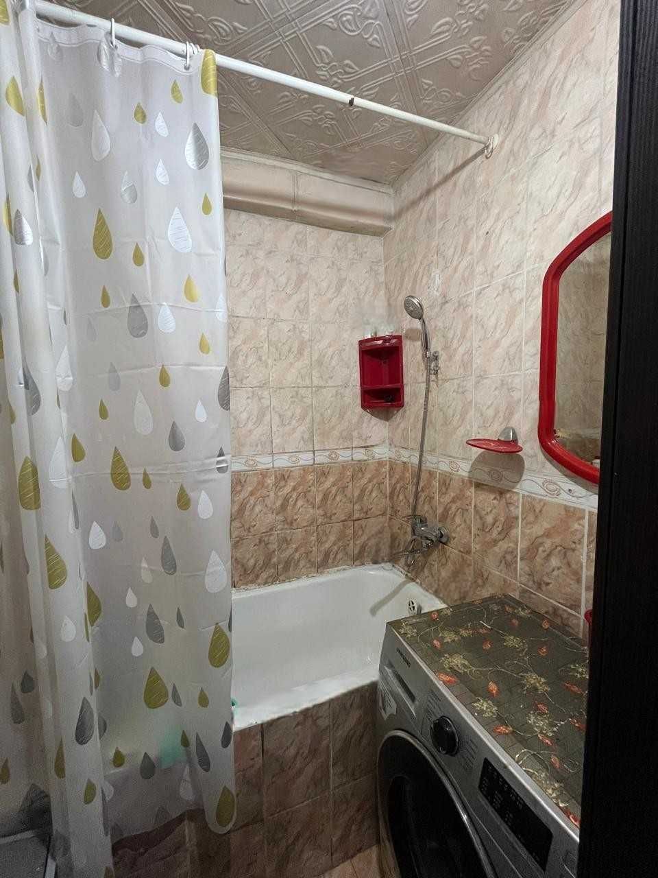 Продаю 3 ком. с мебелью. Комнаты раздельные, кухня 8 кв. м