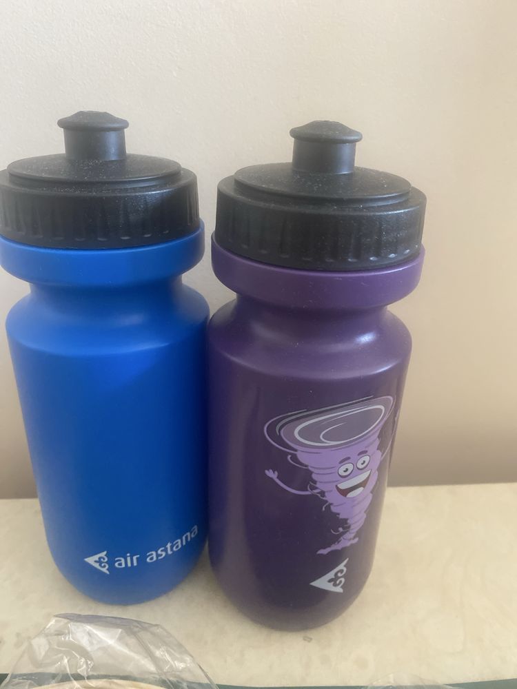 Бутылочкка air astana и наушники