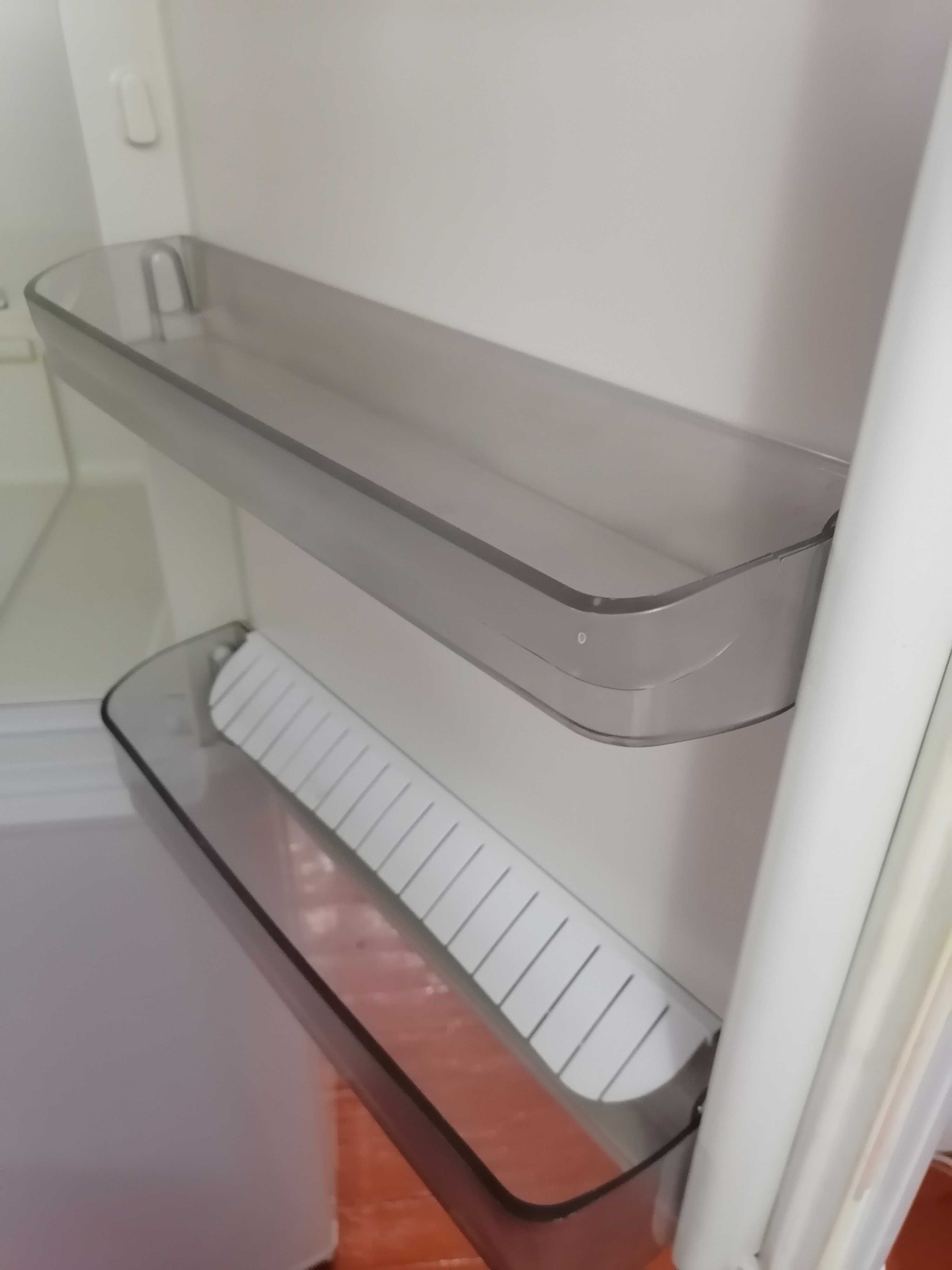 Фиксатор от полки кармашка двери холодильника Ariston Indesit