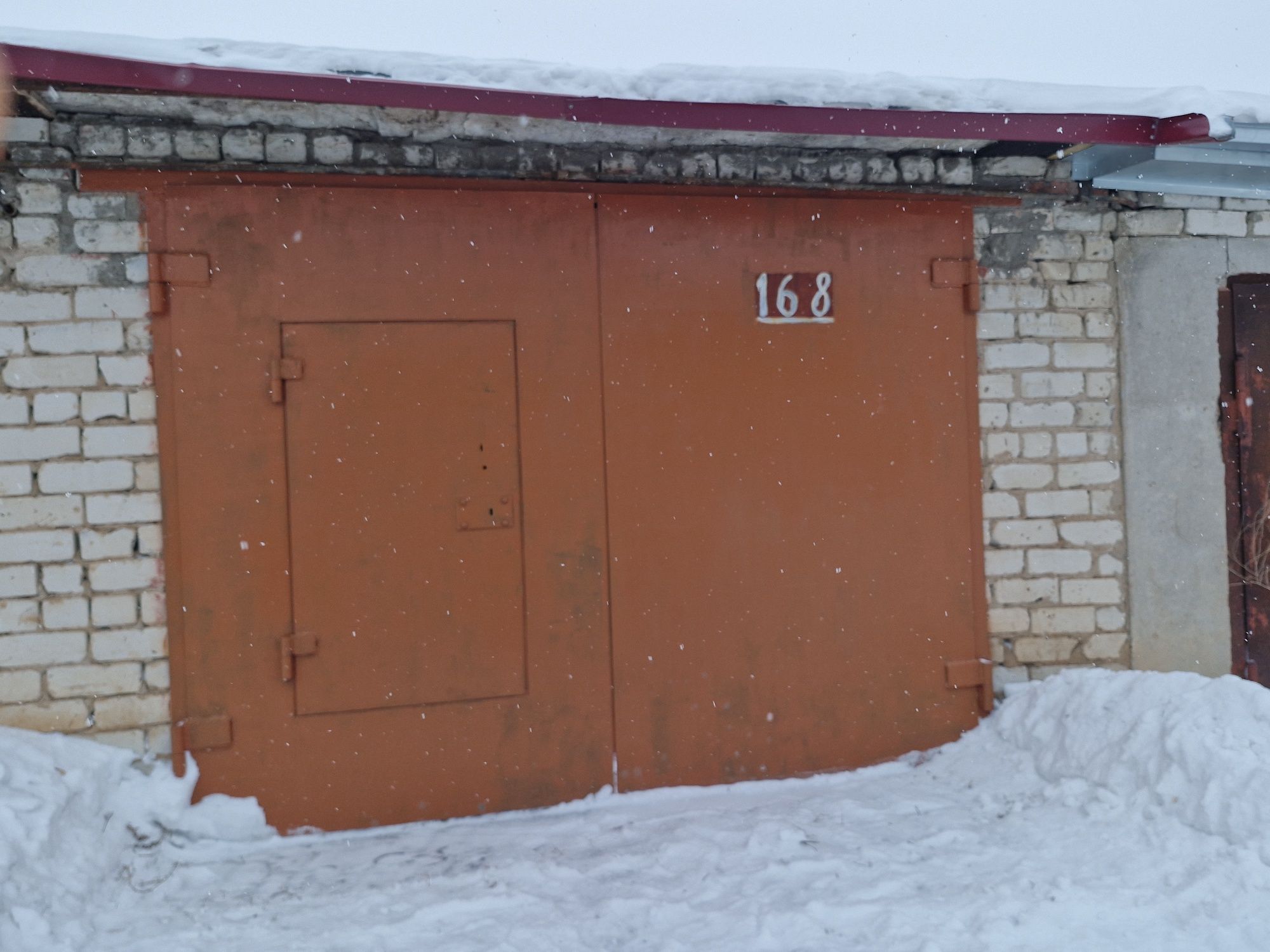 Продам гаражи район рынка Урал1 .