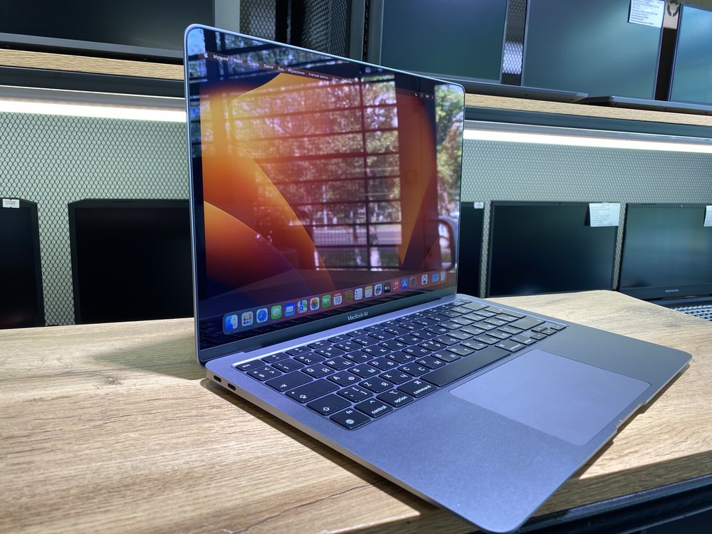 MacBook Air M1, 2020г. 13", 8/256 ГБ, 10471/А10