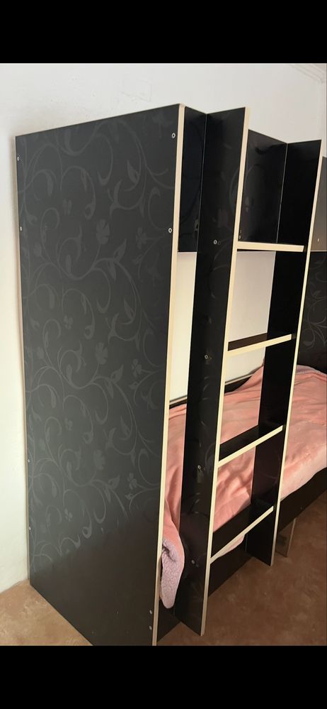 Продам двухярустную кровать с ортопедическимм матрасами.