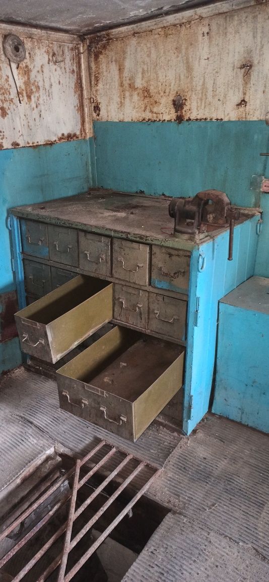 Продам верстак с тисками.