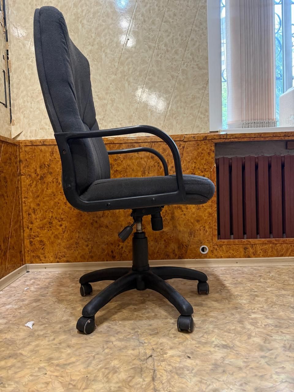 Офисное кресло продам