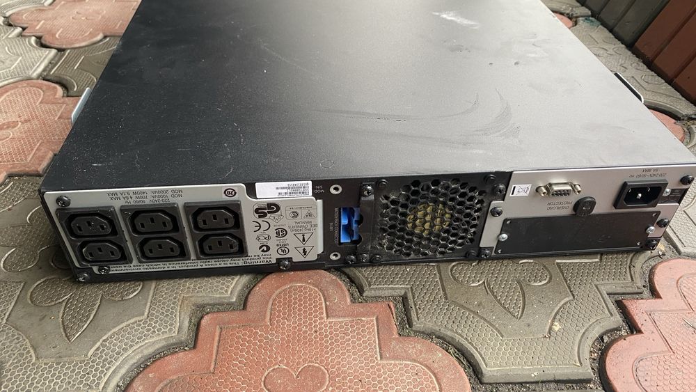 Продам Источник бесперебойного питания Smart UPS APC RT1000