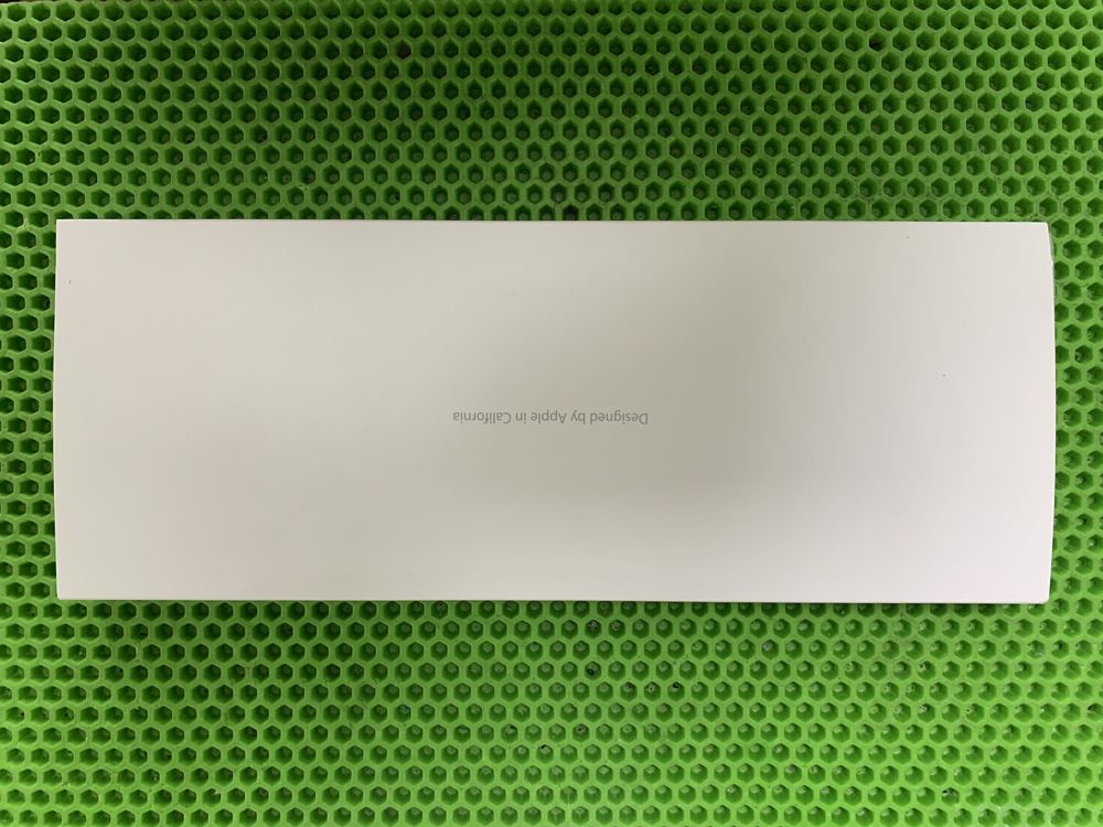 Apple keyboard и magic mouse в новом состоянии.