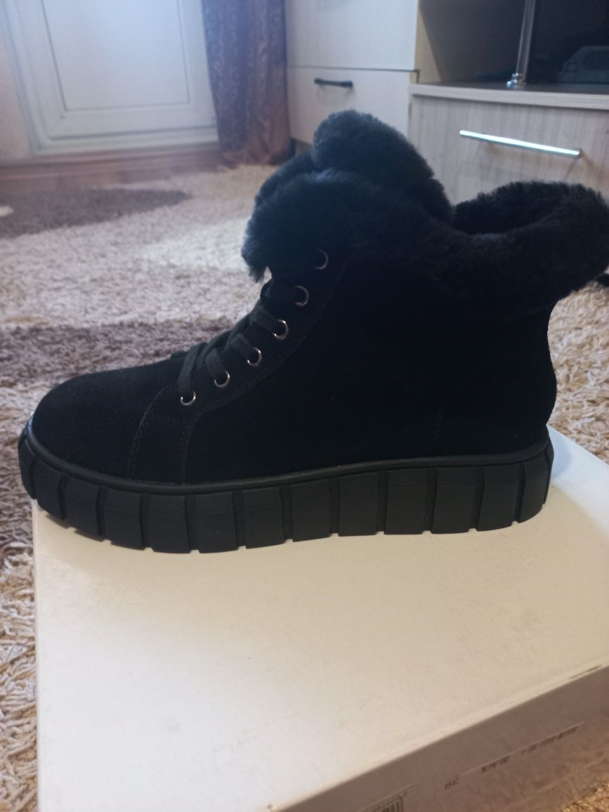 Продам НОВЫЕ ботинки зимние, 40р.