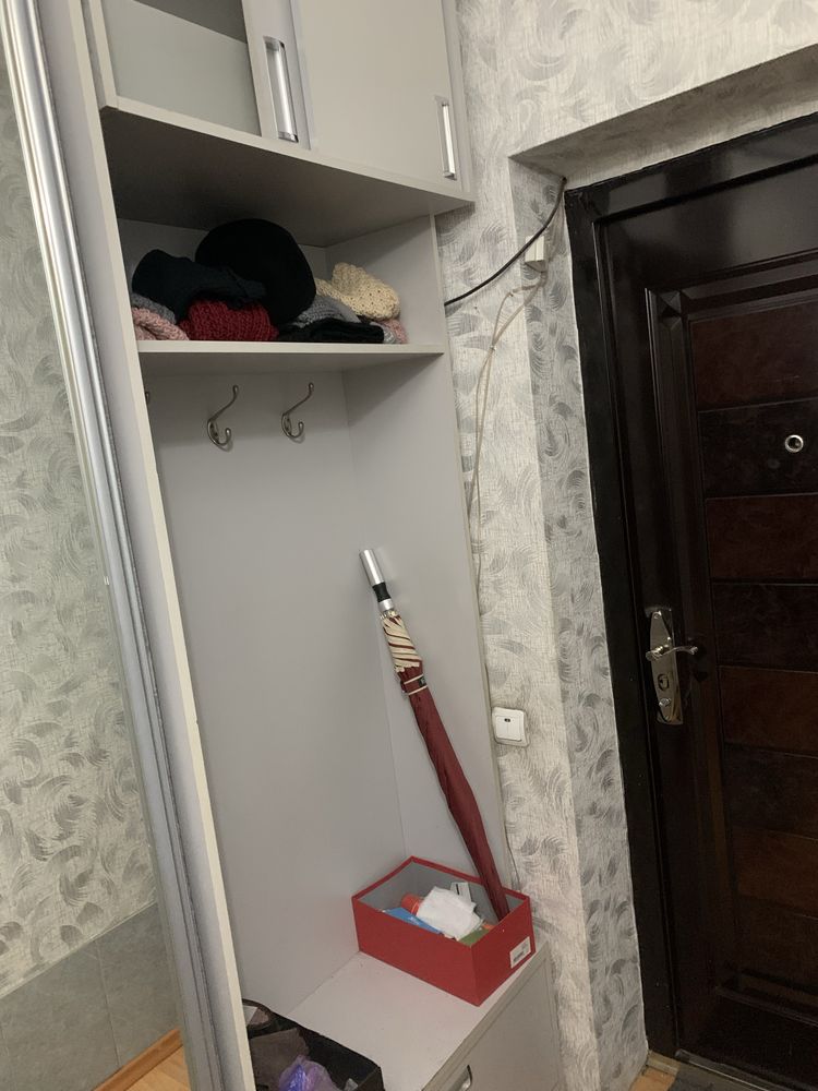 Шкаф для прихожей с тумбой под обувь.