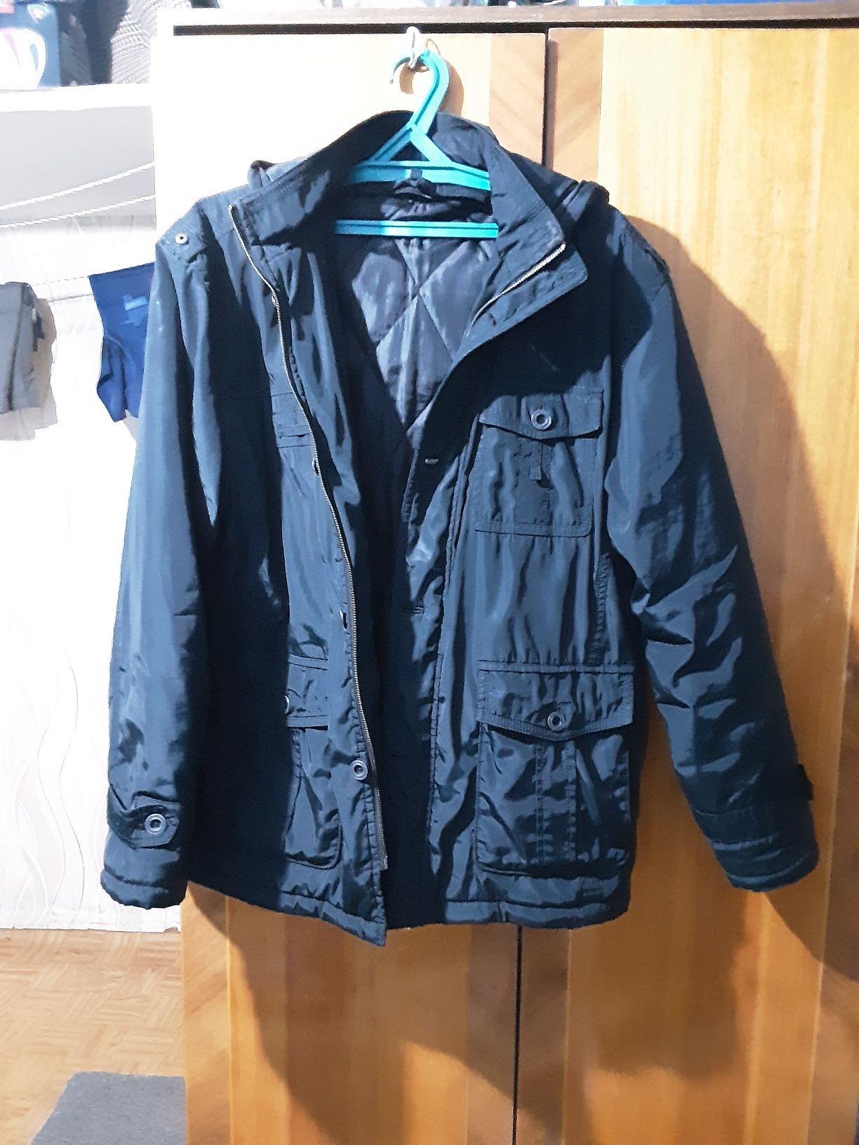 Продам куртки новые