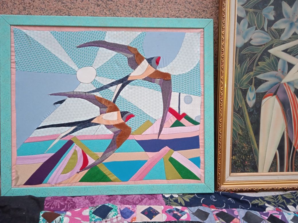 Картина Ласточки из отдельных кусков ткани сшитая в одну   PATCHWORK