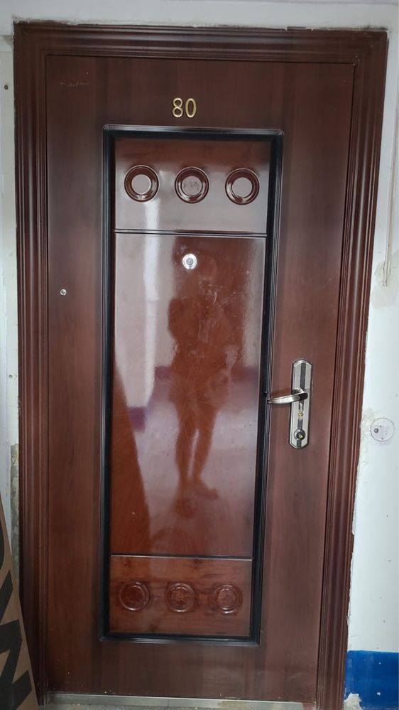 продаю входную дверь