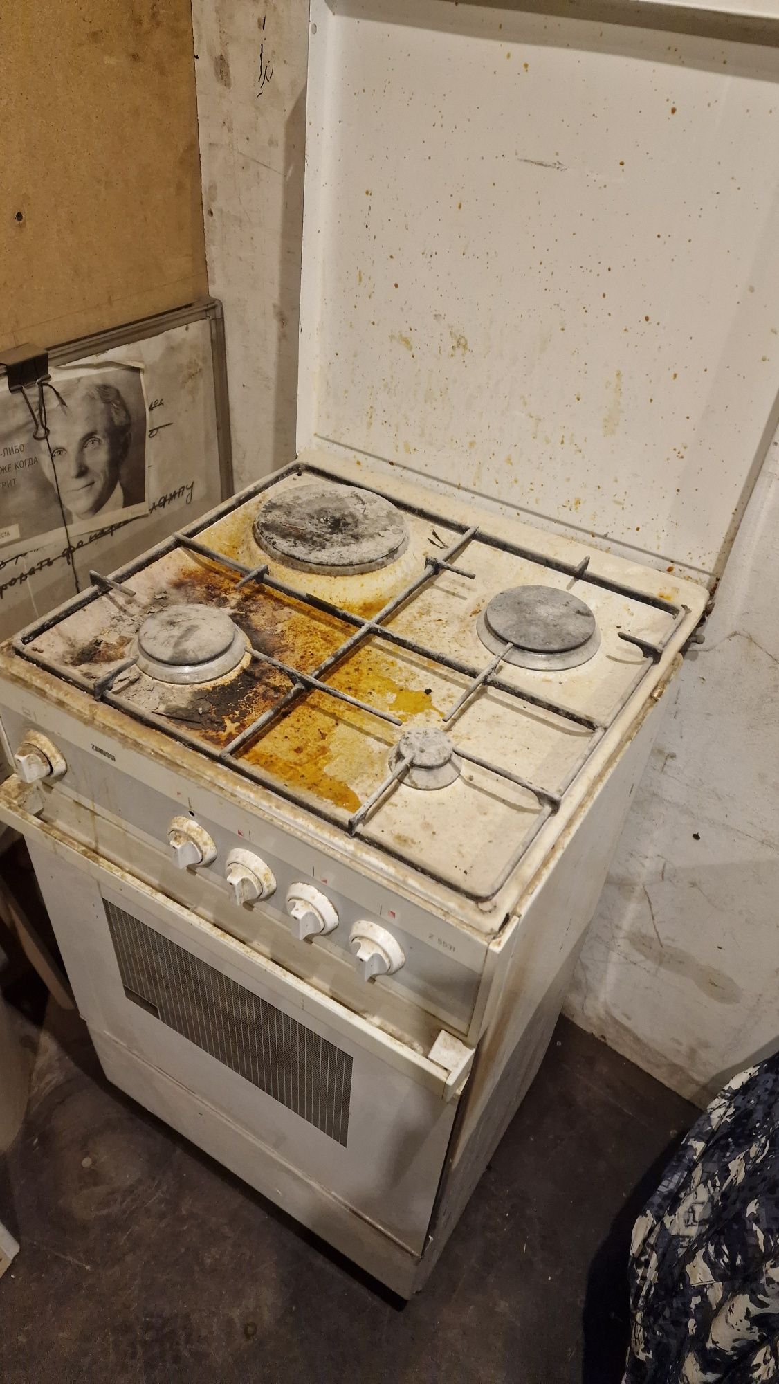 Продам газовую плиту Zanussi