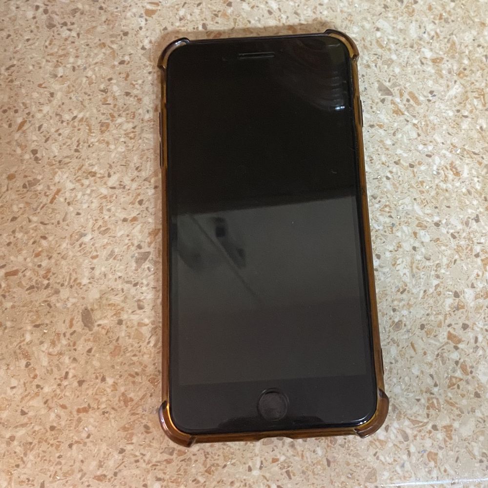 Продаю Айфон 8 plus,Память-128 .Цена 55.000 тыс .В хорошем состояние .