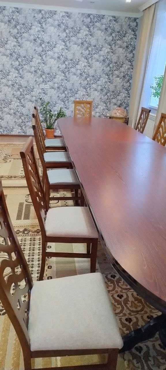 Продам большой стол и стулья