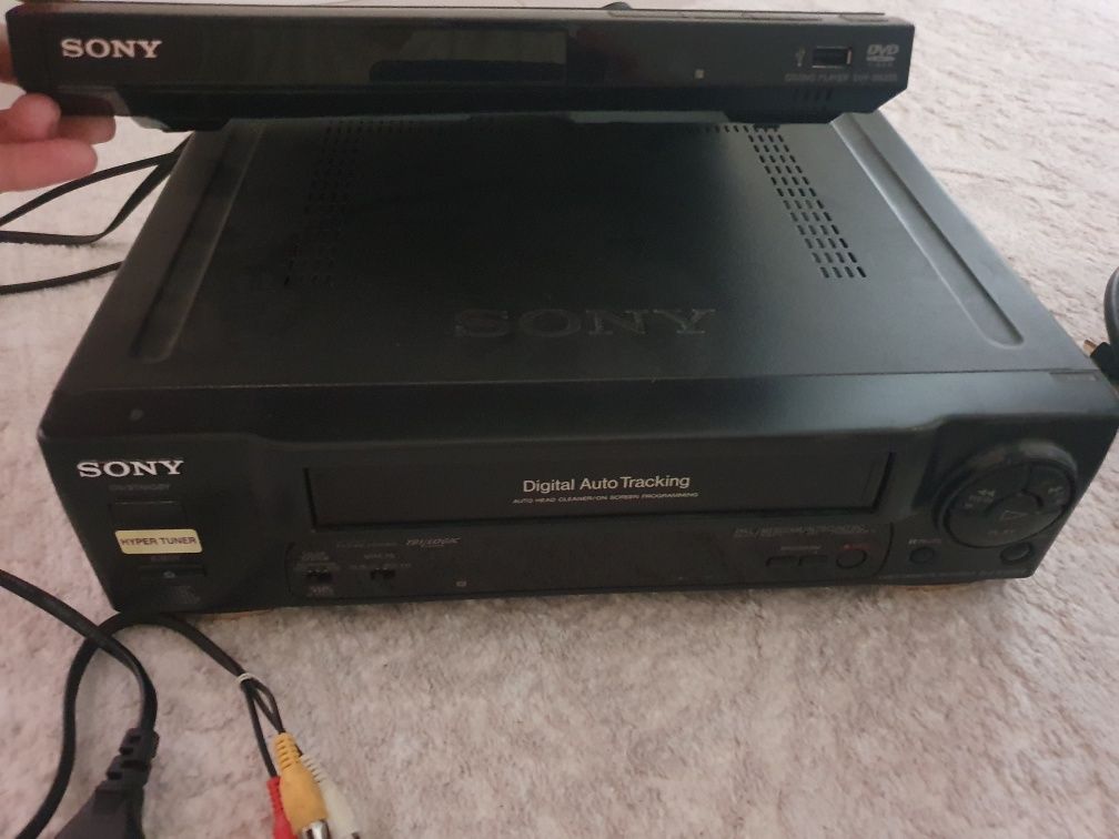 Продам видео магнитофон sony плюс с дискаводом.