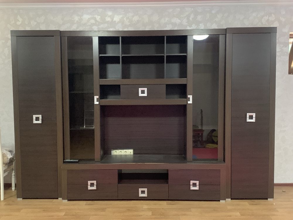 Распашной шкаф из коричневого дерева