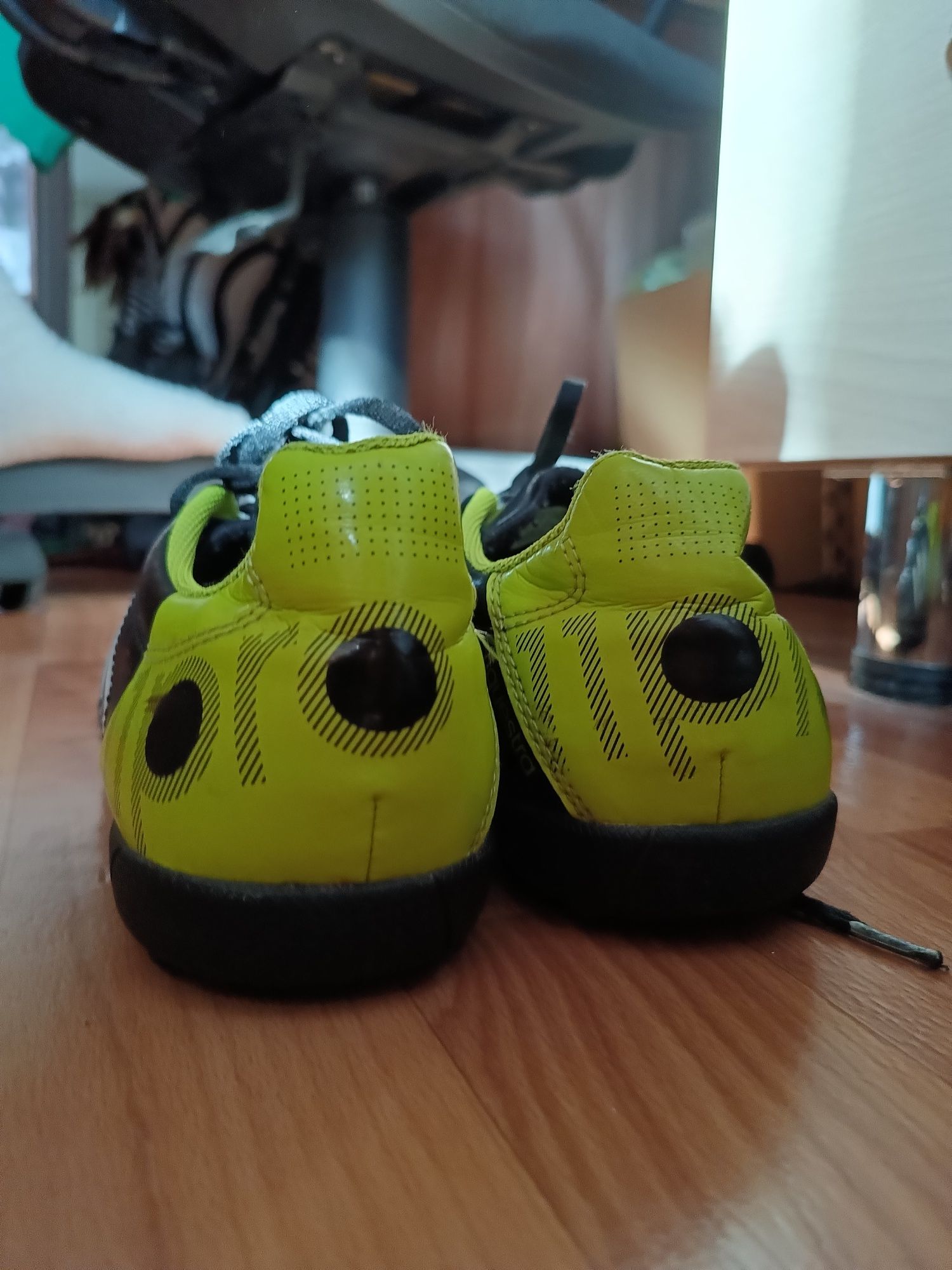 Футбольные бутсы adidas questra
