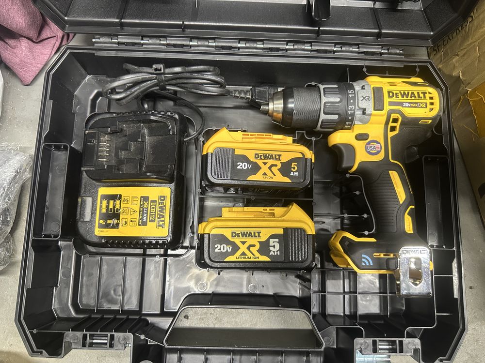 DeWALT шуруповерт dcd 792s почти новый , зарядка , 2 батареи , кейс
