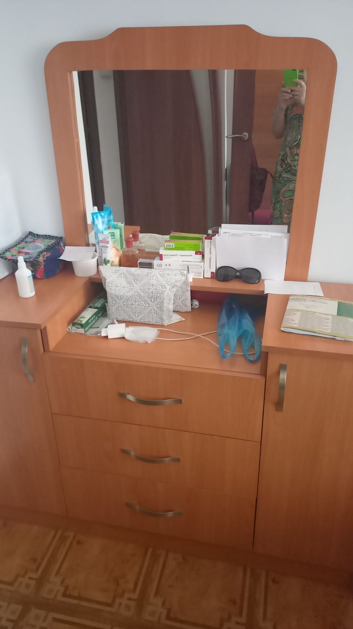 Продам диван с кресло и комод
