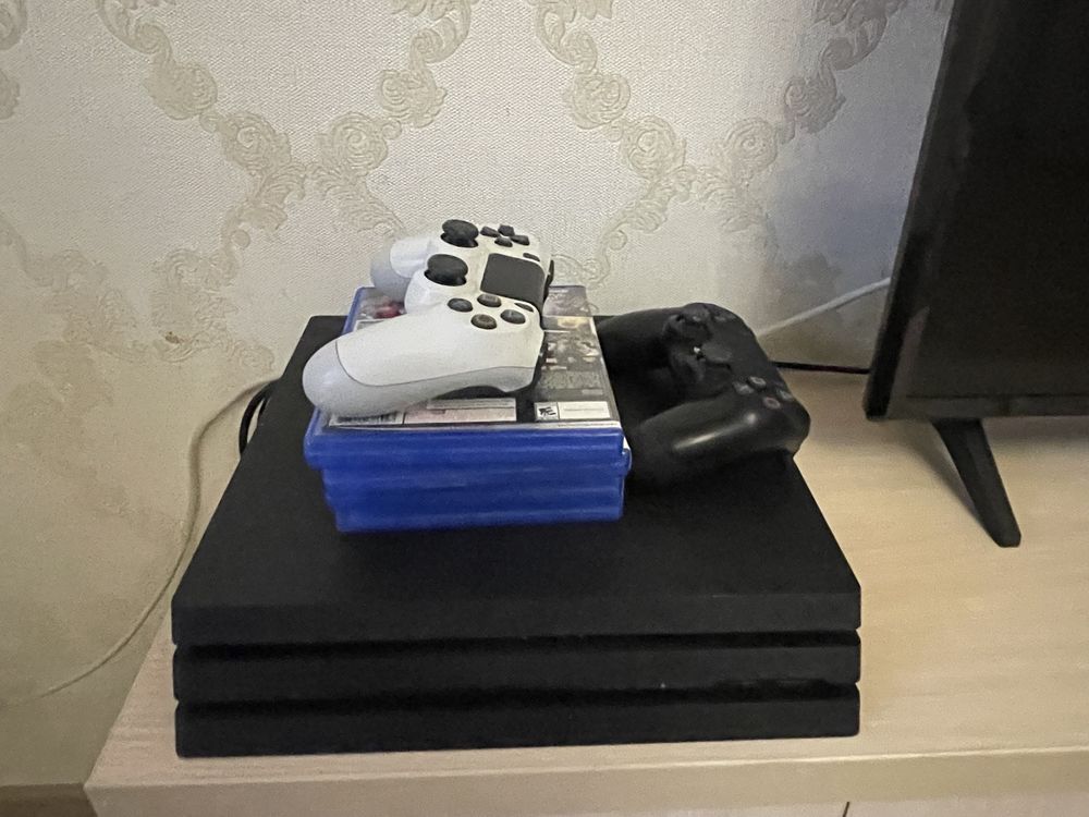 Продам плэйстешн 4 про в отличном сосотоянии со всеми играми