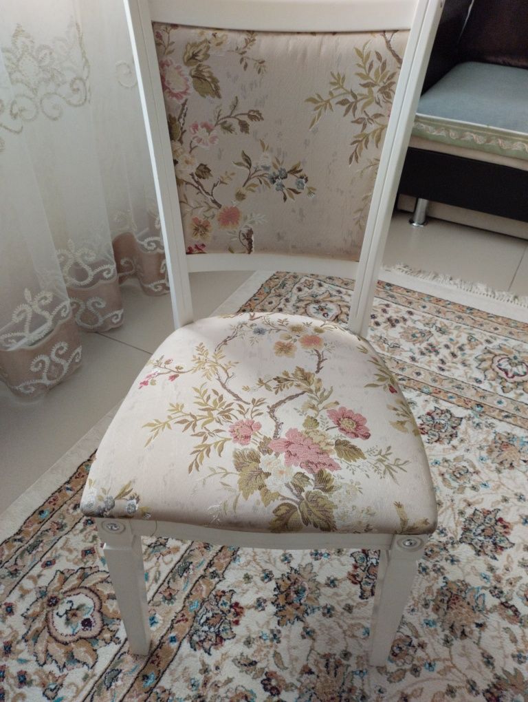 Продам стол раздвижной и стулья мягкие