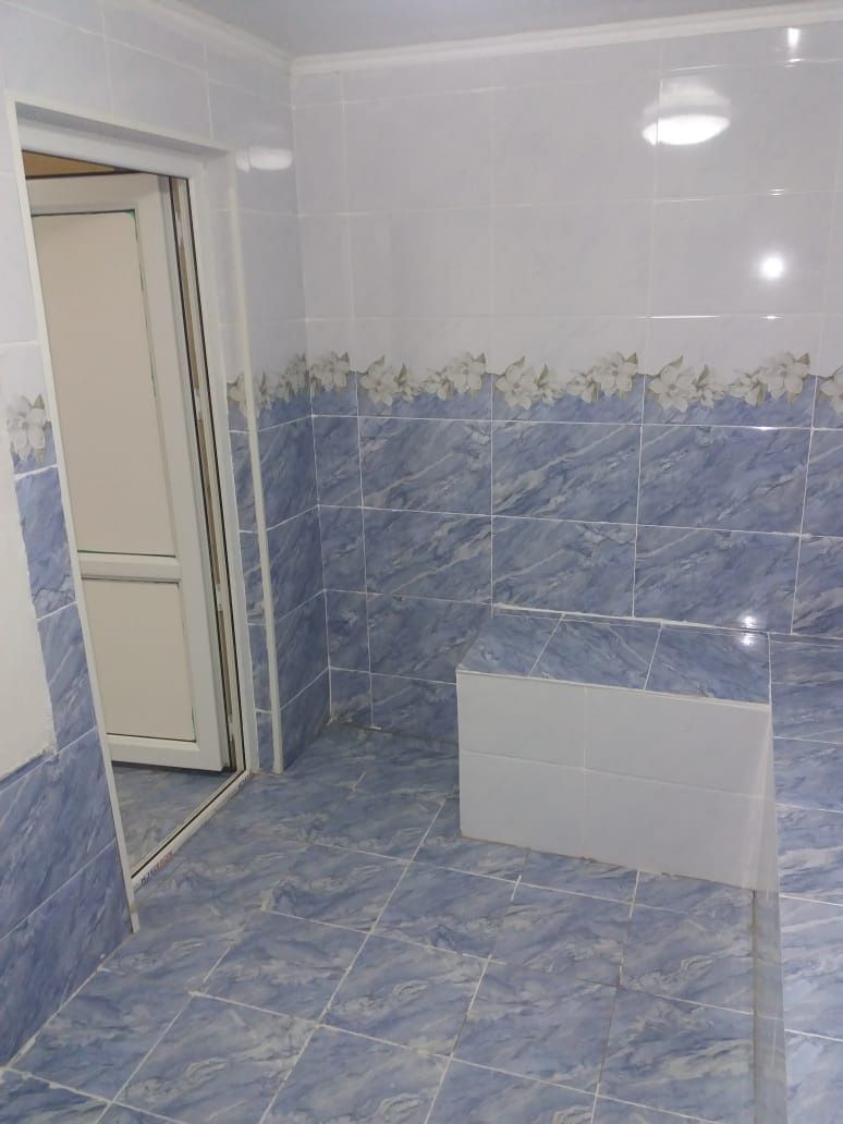 Екі қабат үйде, үш бөлмелі пәтер сатылады.