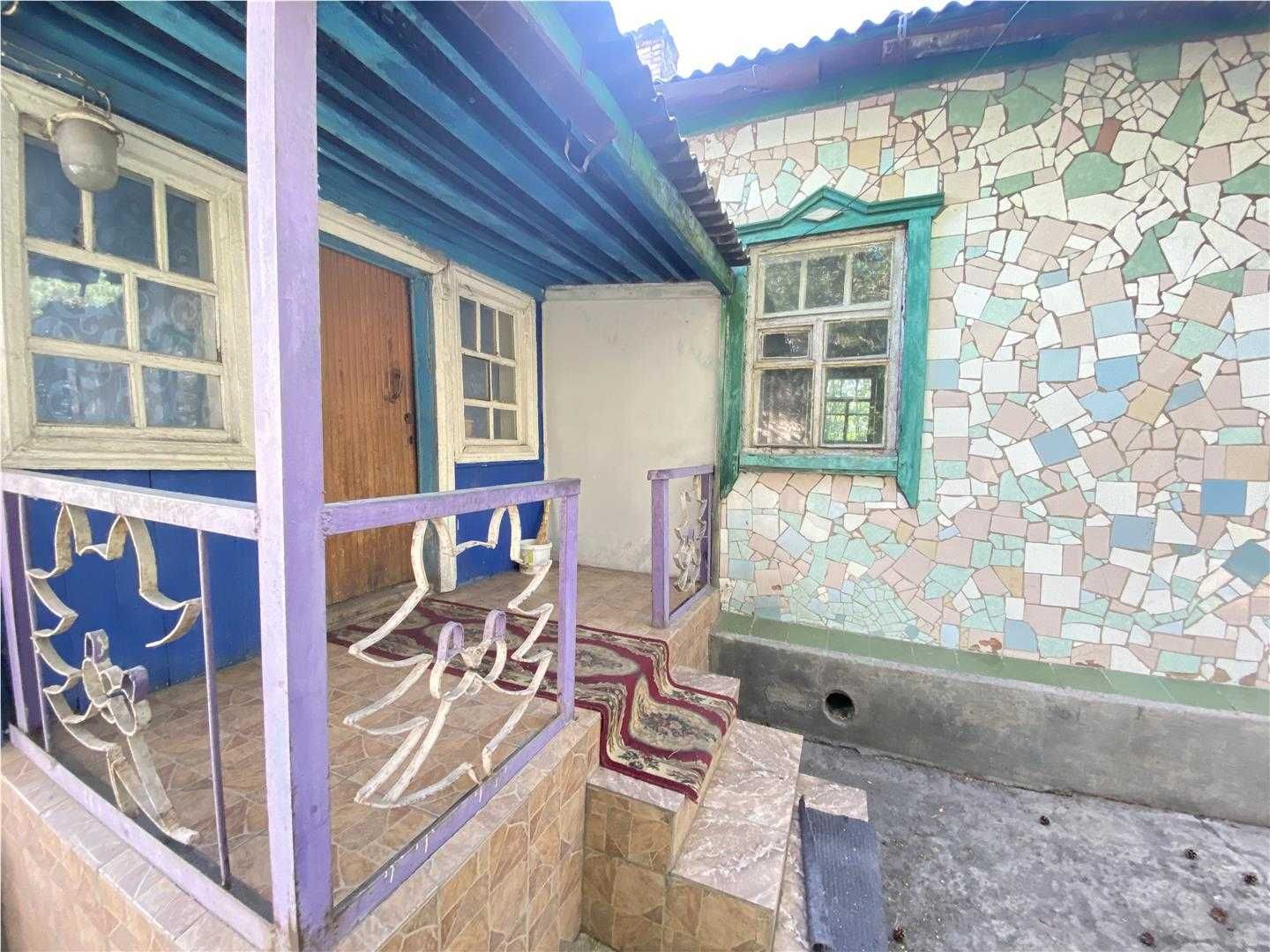 Продается отдельно стоящий дом в центре Пришахтинска (район роддома)