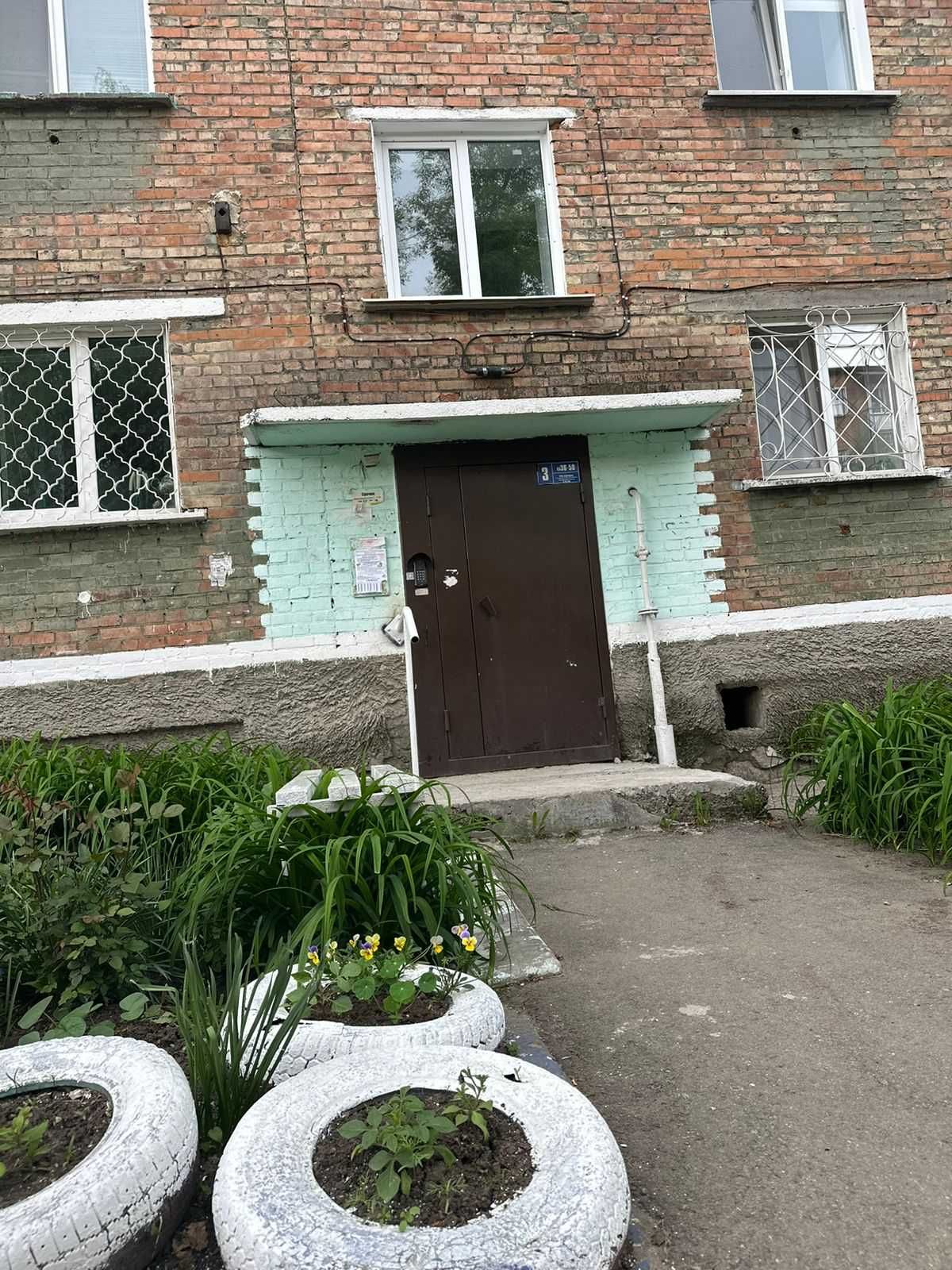 Продам 2х комнатную на 3  микрорайон в 27 доме