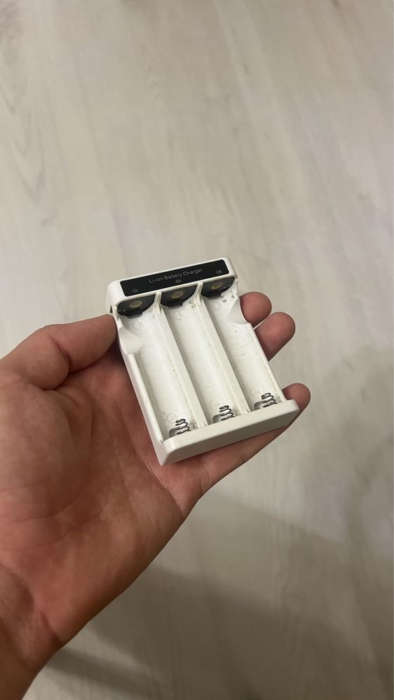 Г.Алматы Продаю Зарядное устройство  Zhiyun ZC-18650-3
