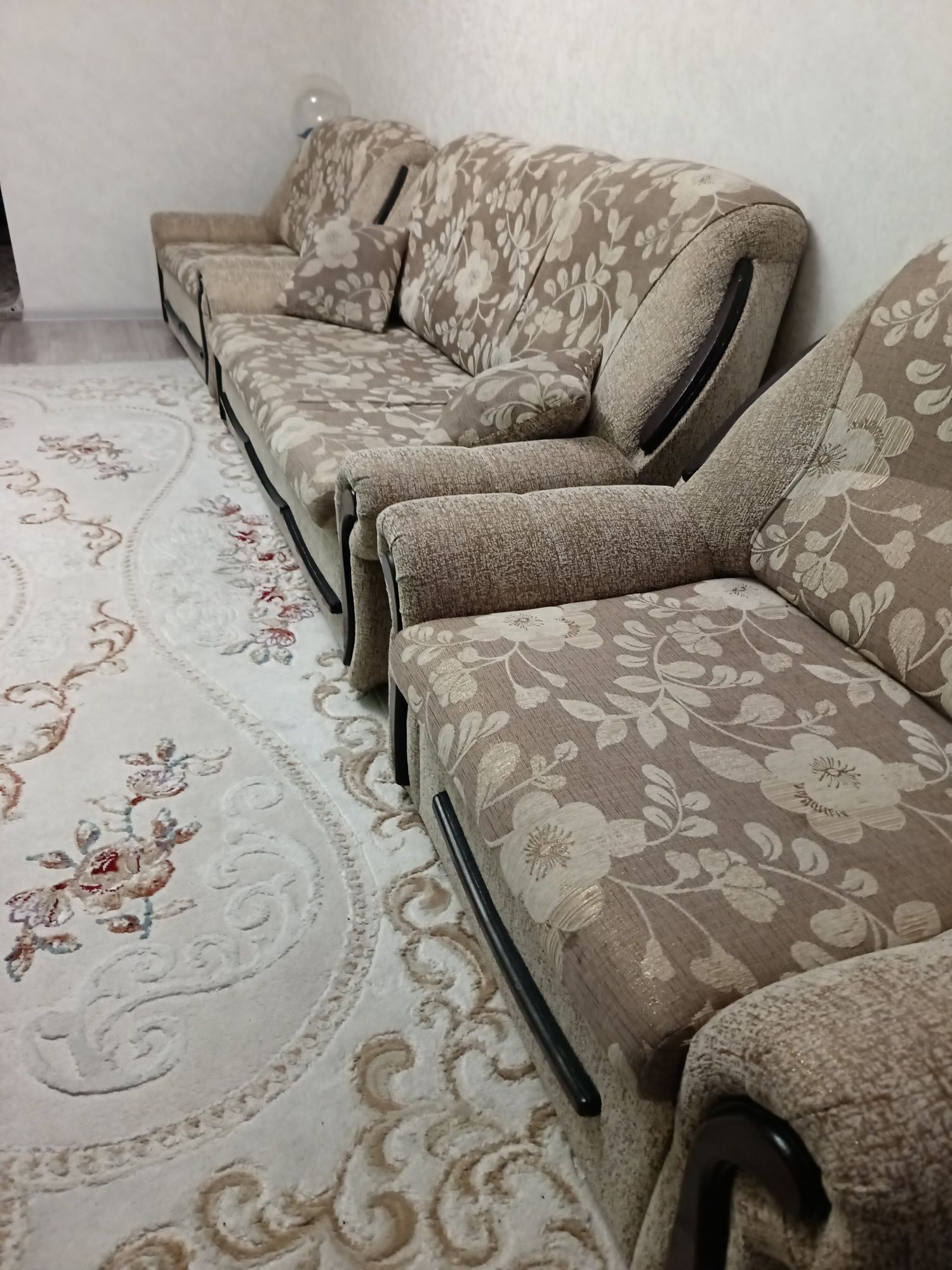 Продам диван тройка 3 в одном в хорошем состоянии все раздвигаются