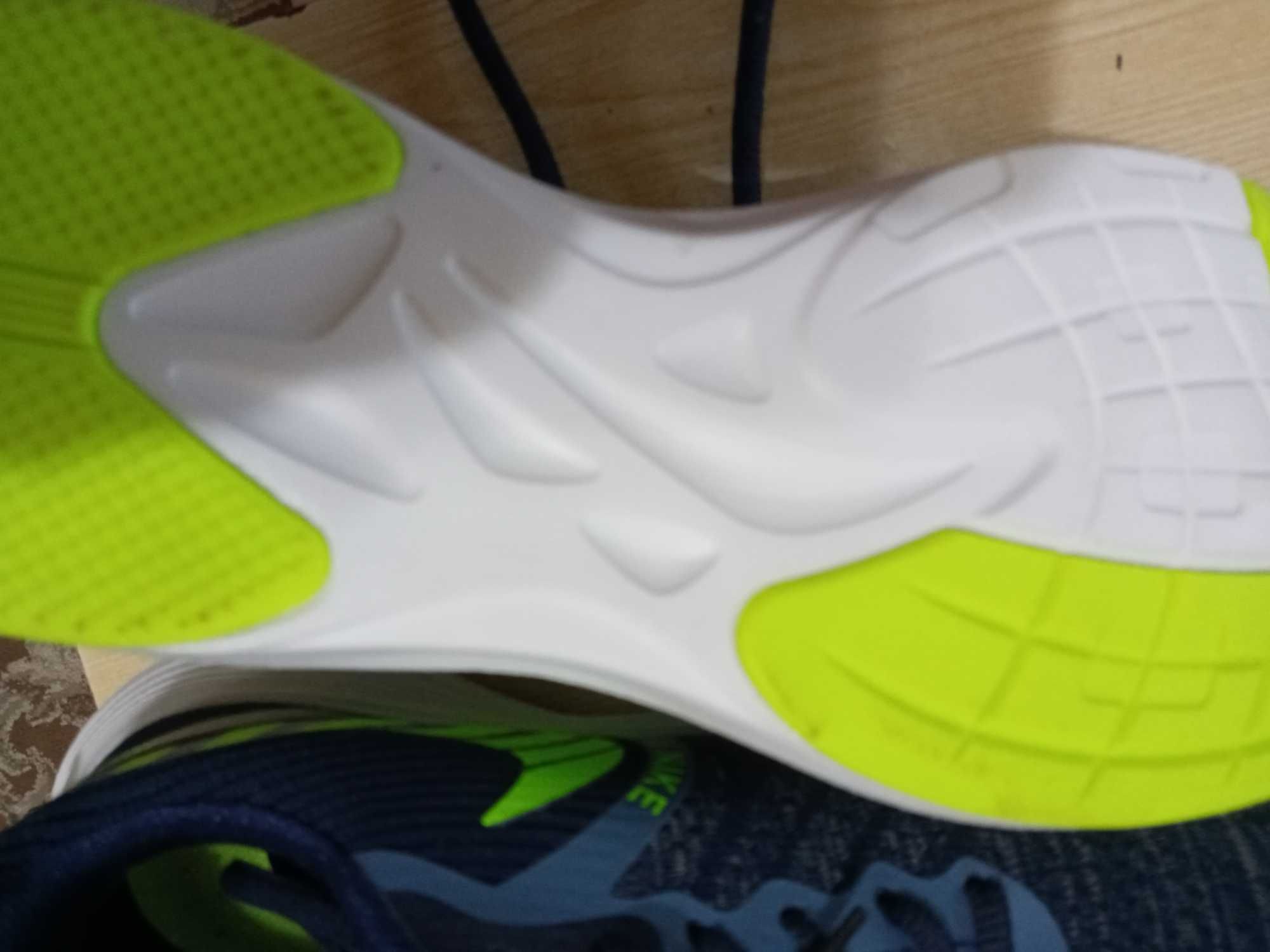 продам новые мужские кроссовки Nike р-р 41