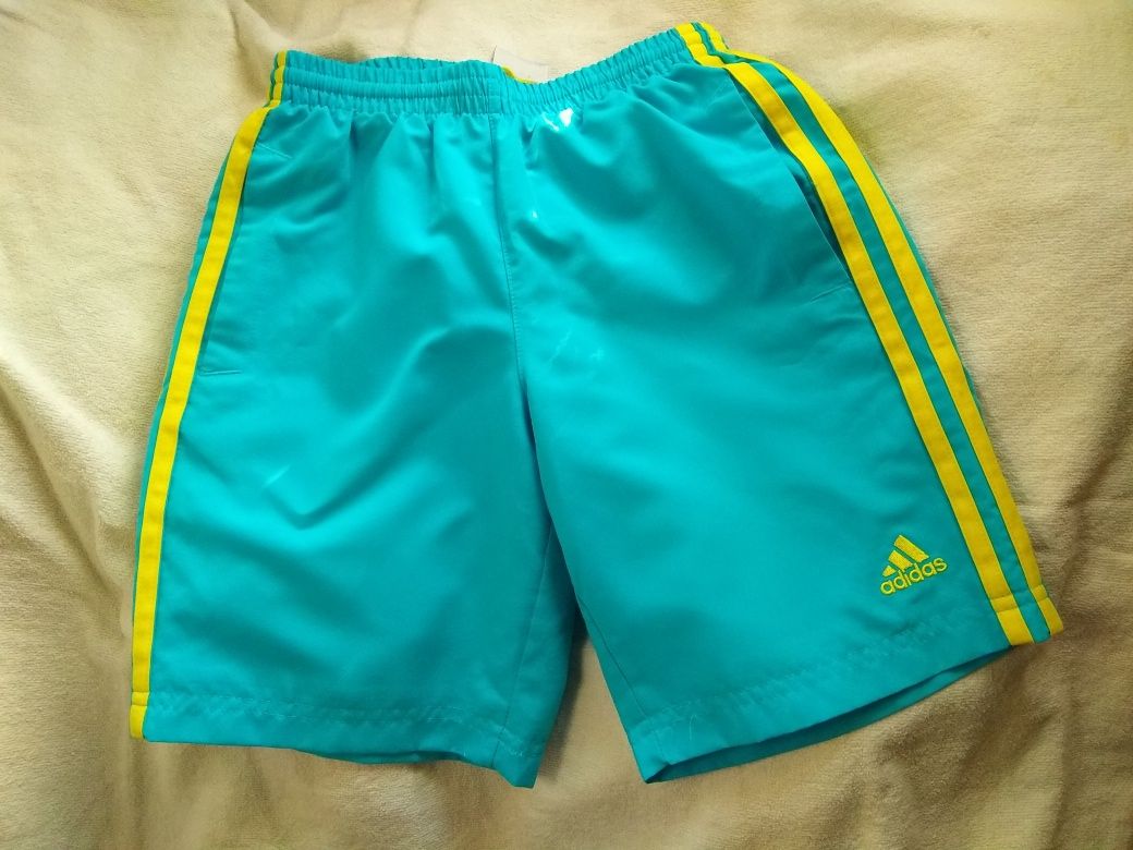 Куртка Adidas детская, шорты и 3 шапки