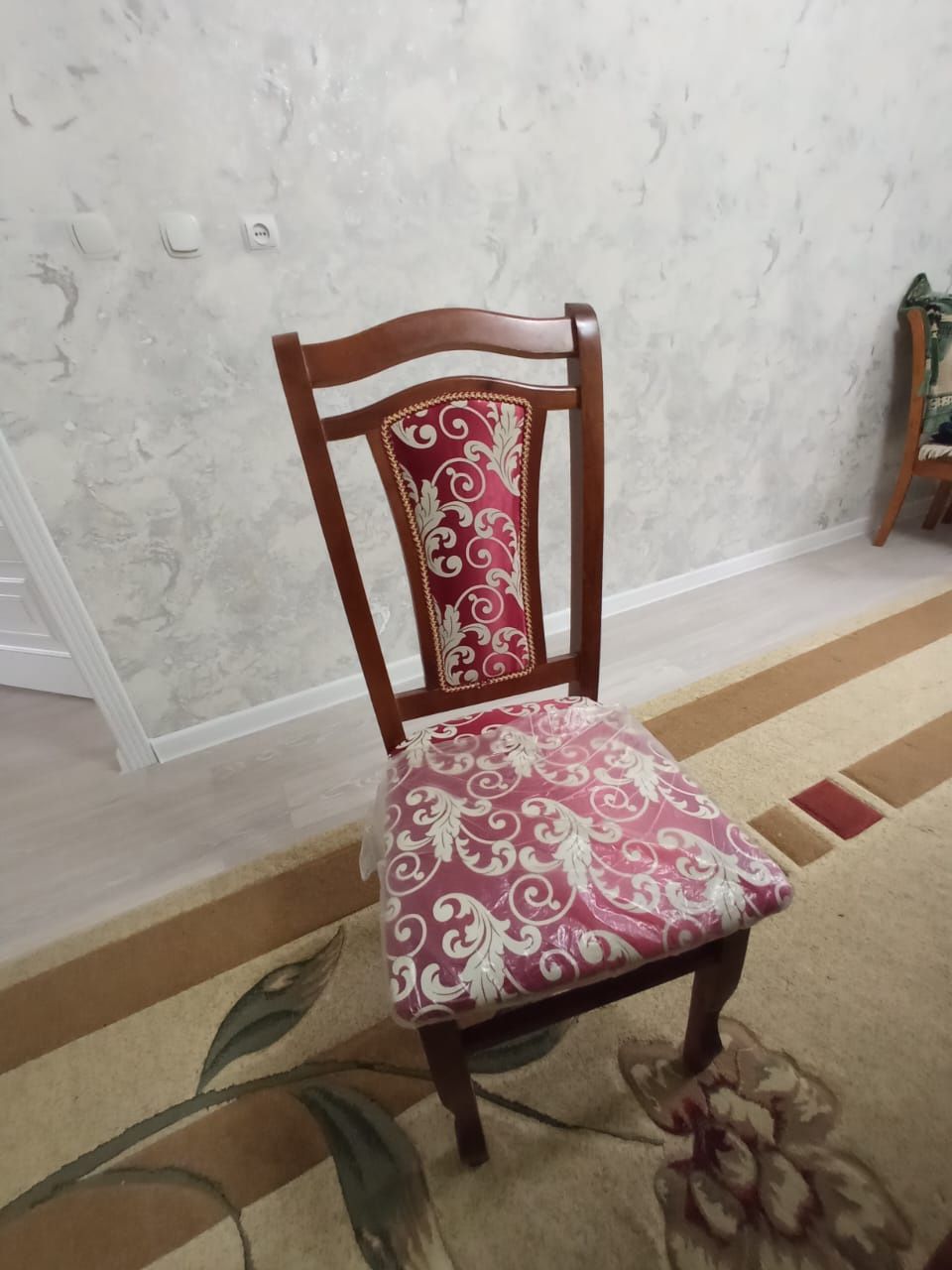 Продаю стол стулья. И шкафы.