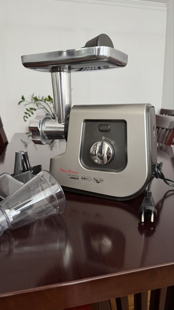Мясорубка Moulinex hv9