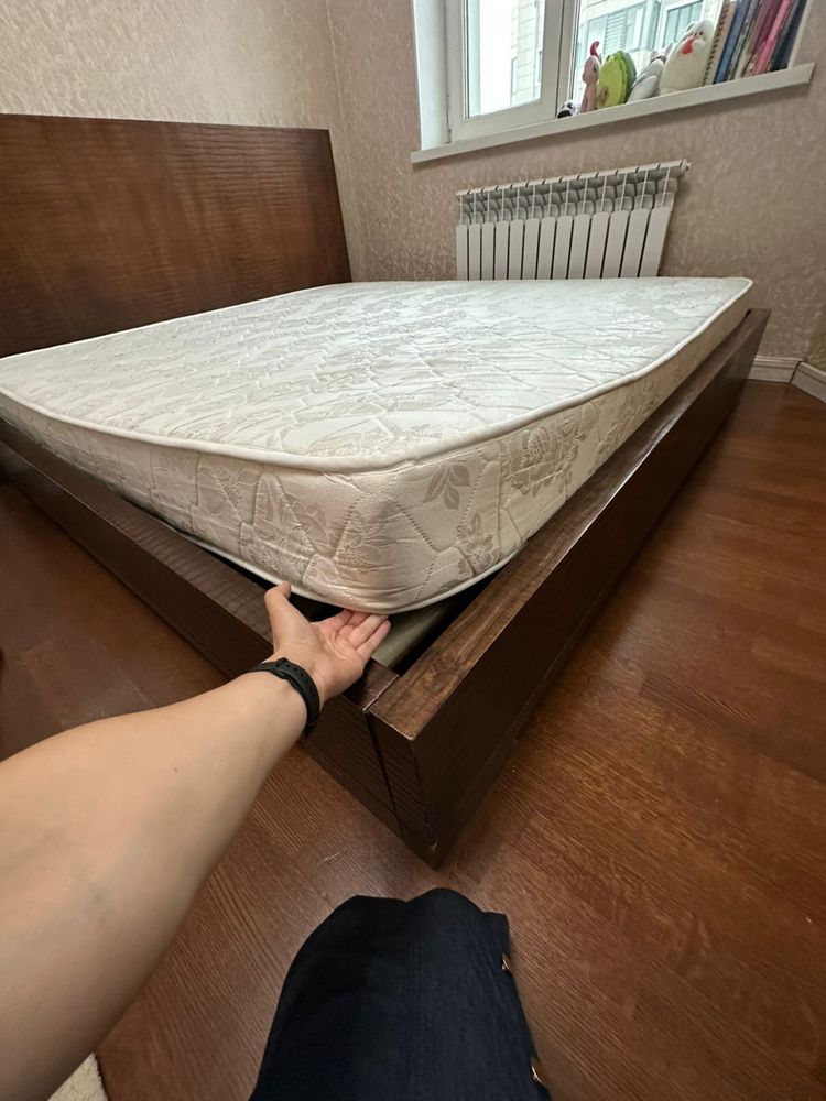 Продаю стильную кровать из массива дерева — надёжность на годы!